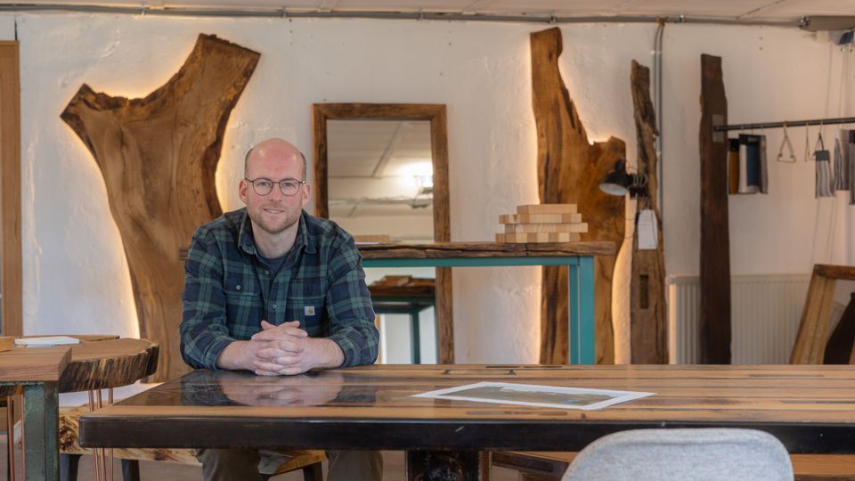 Den Charakter des reginalen Holzes zu erhalten, hat sich Tischlermeister Jan Narten zur Aufgabe gemacht.